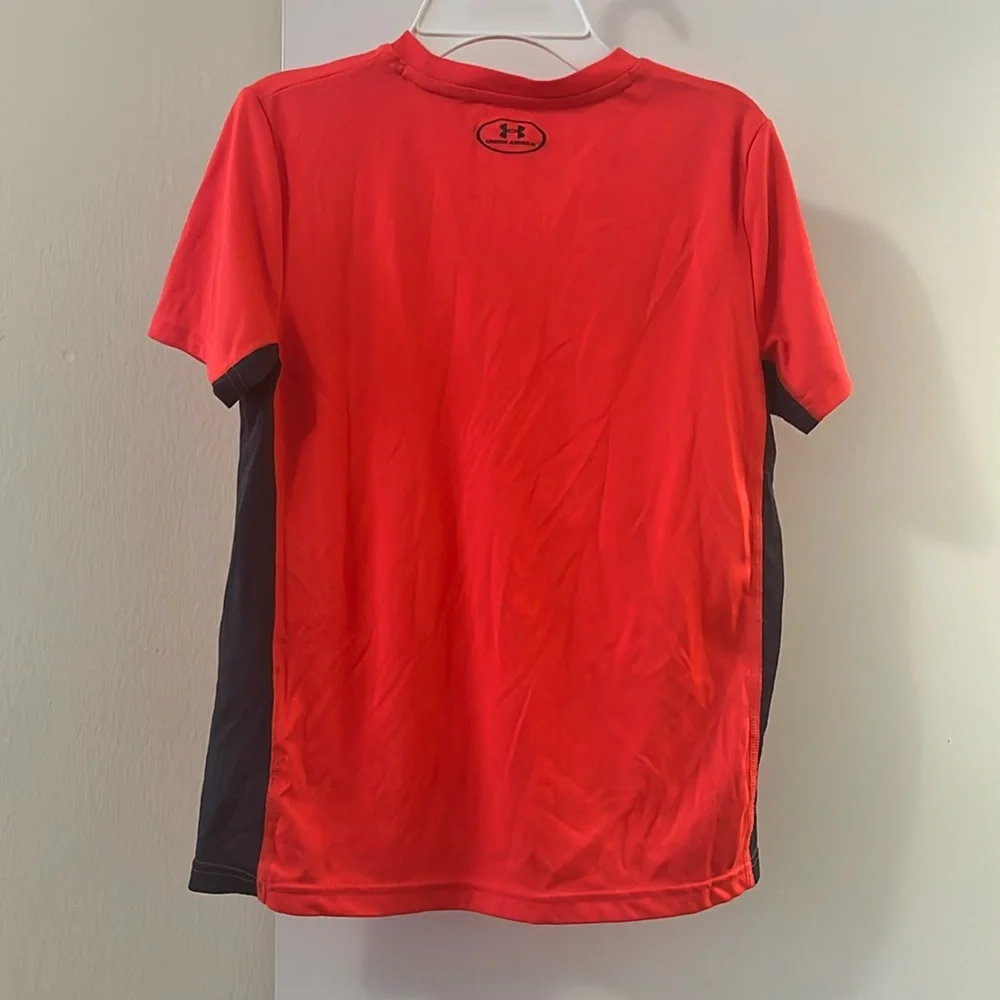 Boys Under Armour Heat Gear short sleeve shirt size JMD